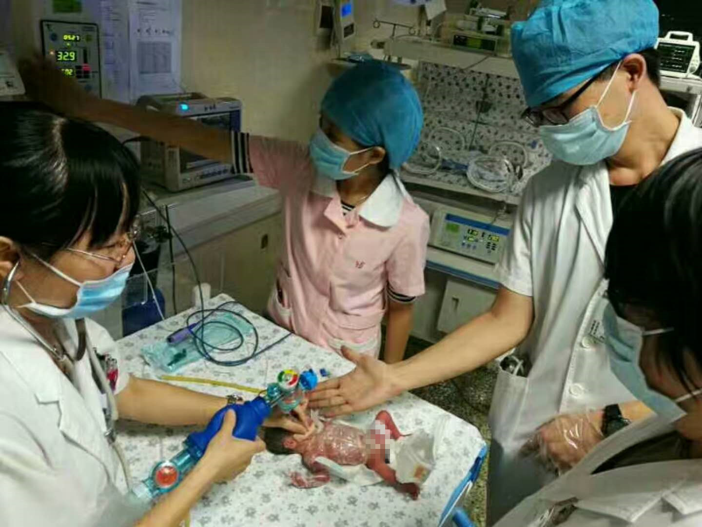 早产儿出生仅800克 救治3个月健康回家