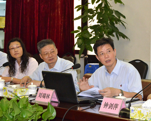 宁习洲,张玉润,杨海文等校领导及学校相关部门负责人一行来院现场办公