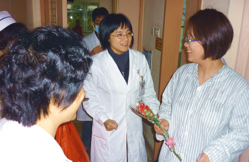三八妇女节早上，妇二科的住院患者、医护人员在欢天喜地接收节日礼物