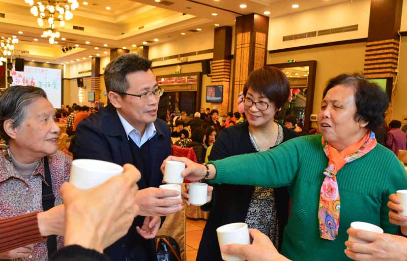 5院领导与离退员工交谈.jpg