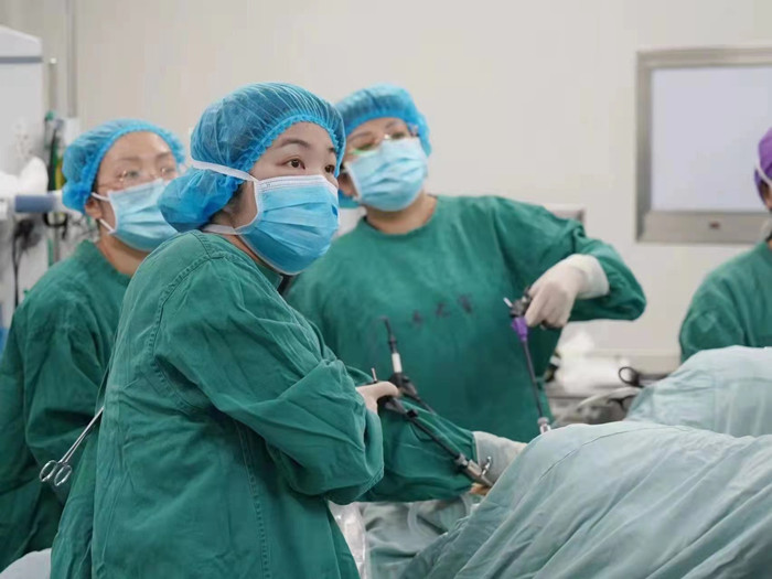 指导 开展腹腔镜全子宫切除术_副本.jpg